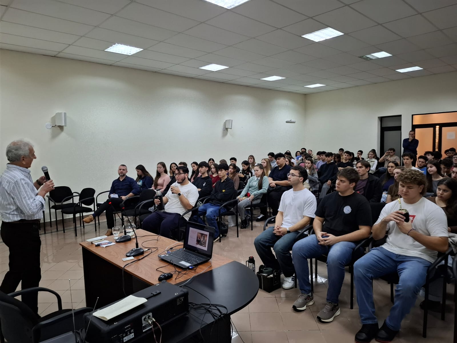 Carlos Durán presentando en evento